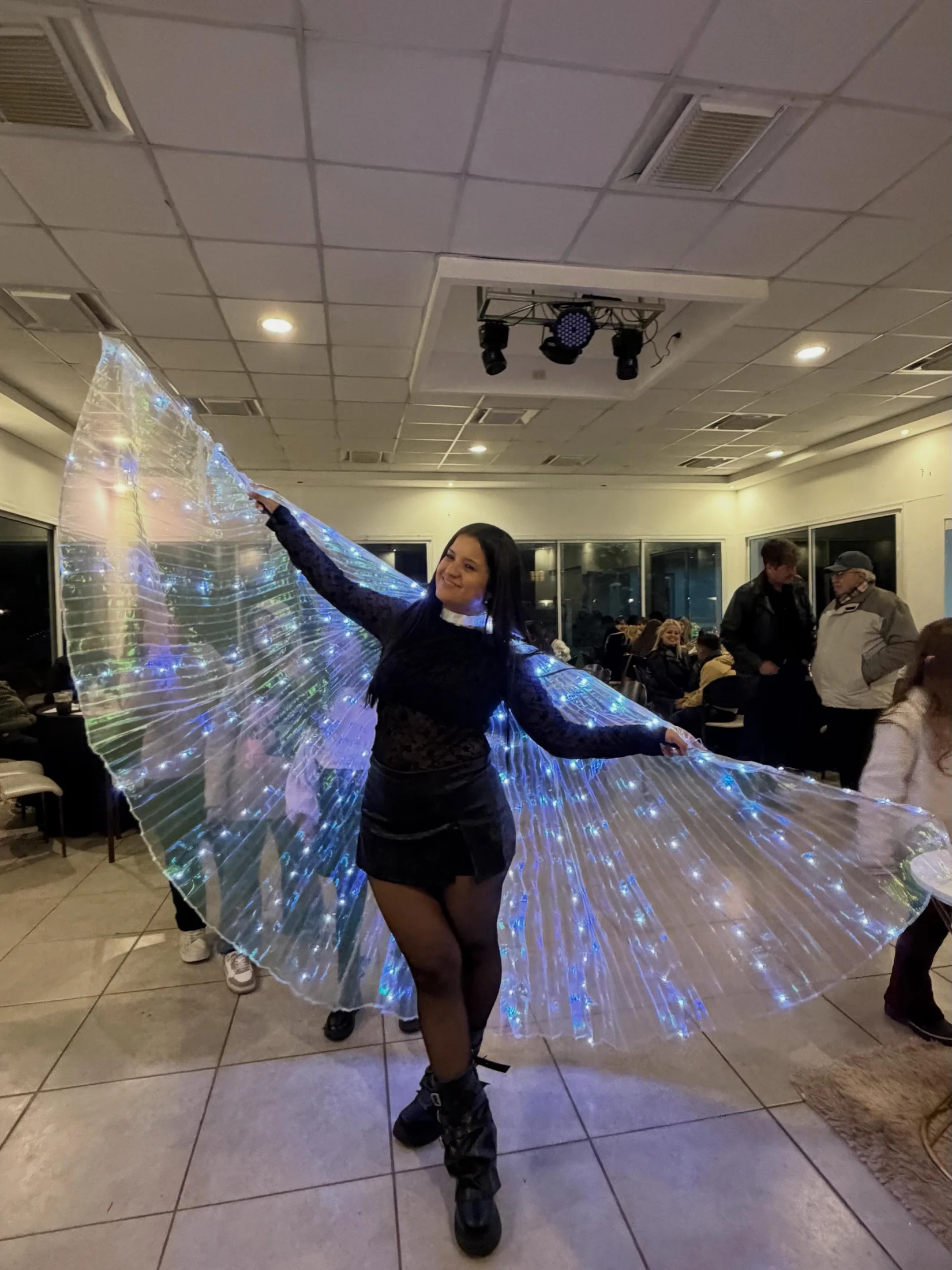 La capa luminosa Glow Experience en una fiesta