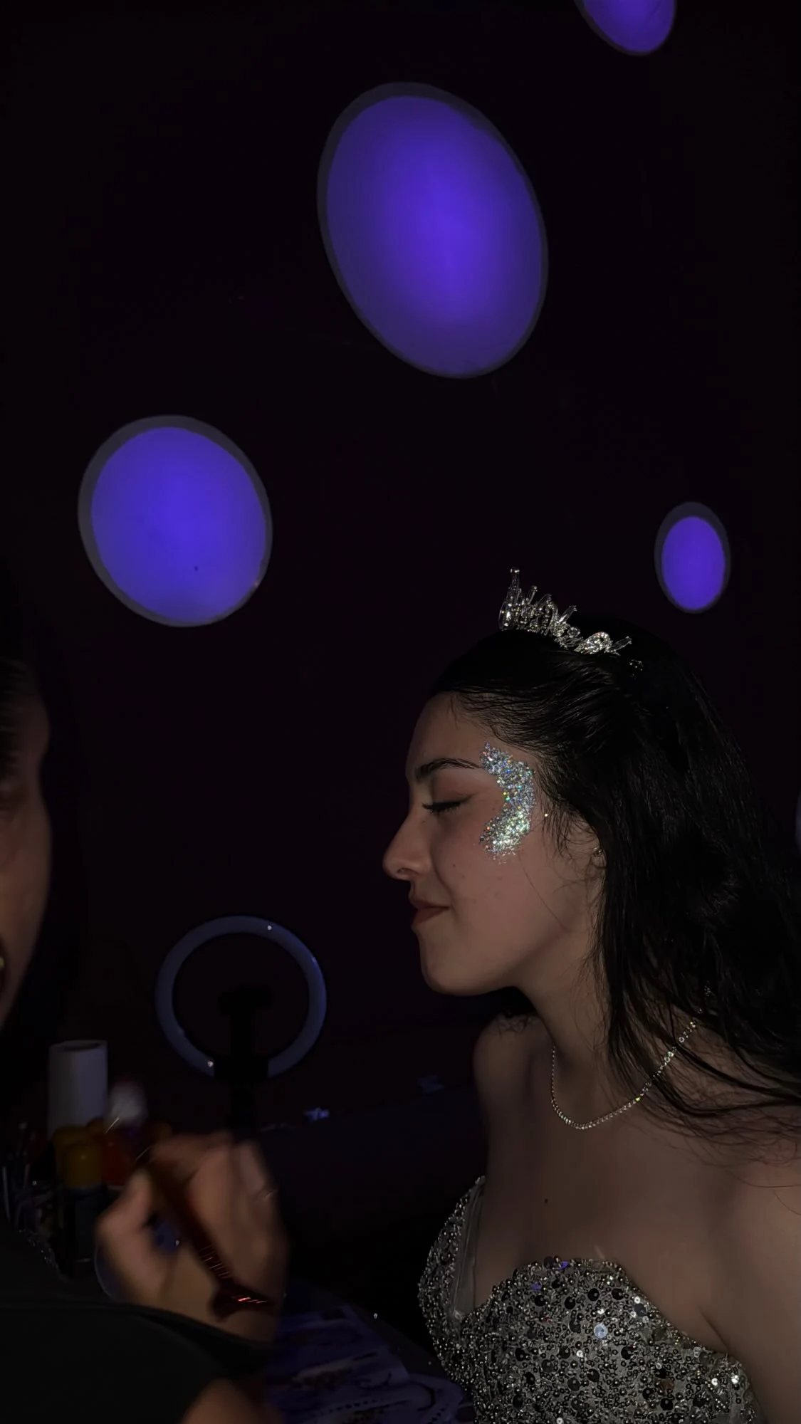 Un diseño de glitter para acompañar el look