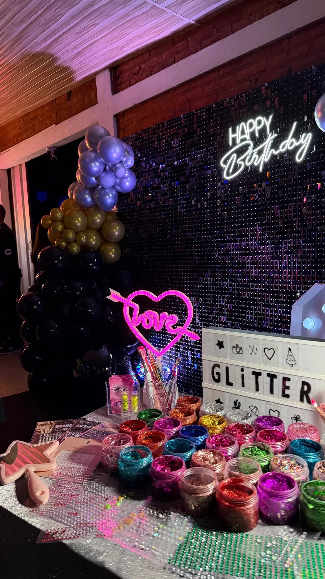 El stand de Glitter Party Bar montado en un cumpleaños