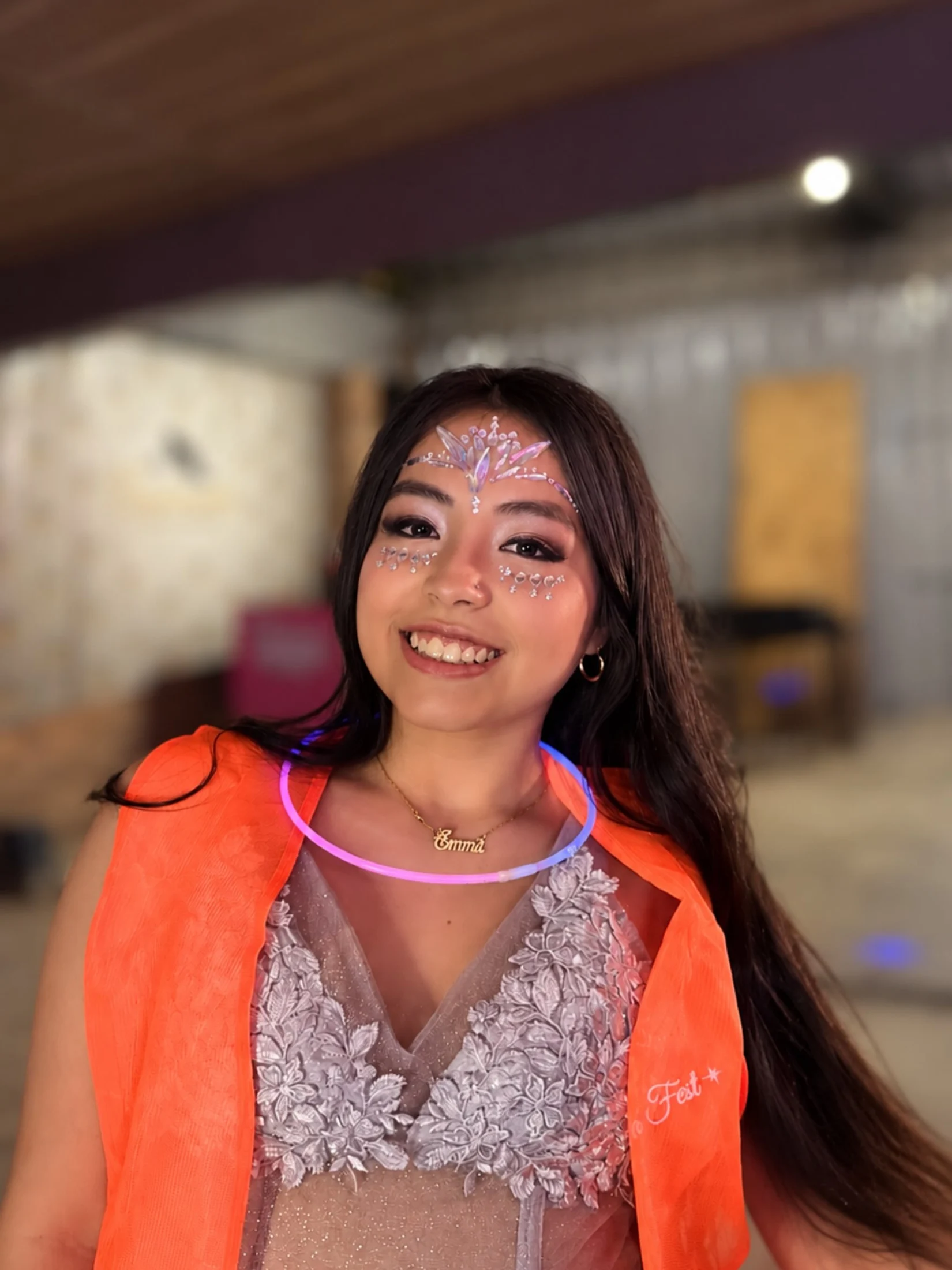 Un look con glitter, gemas y toda la actitud